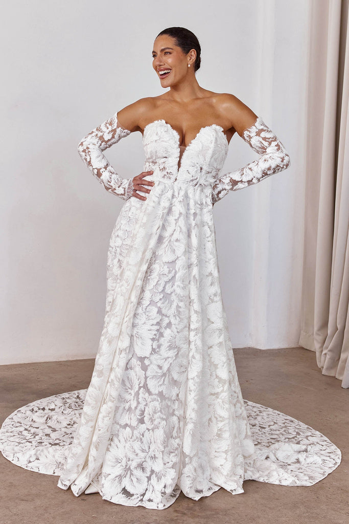 Woman wearing a lace wedding dress with long sleeves_L_
