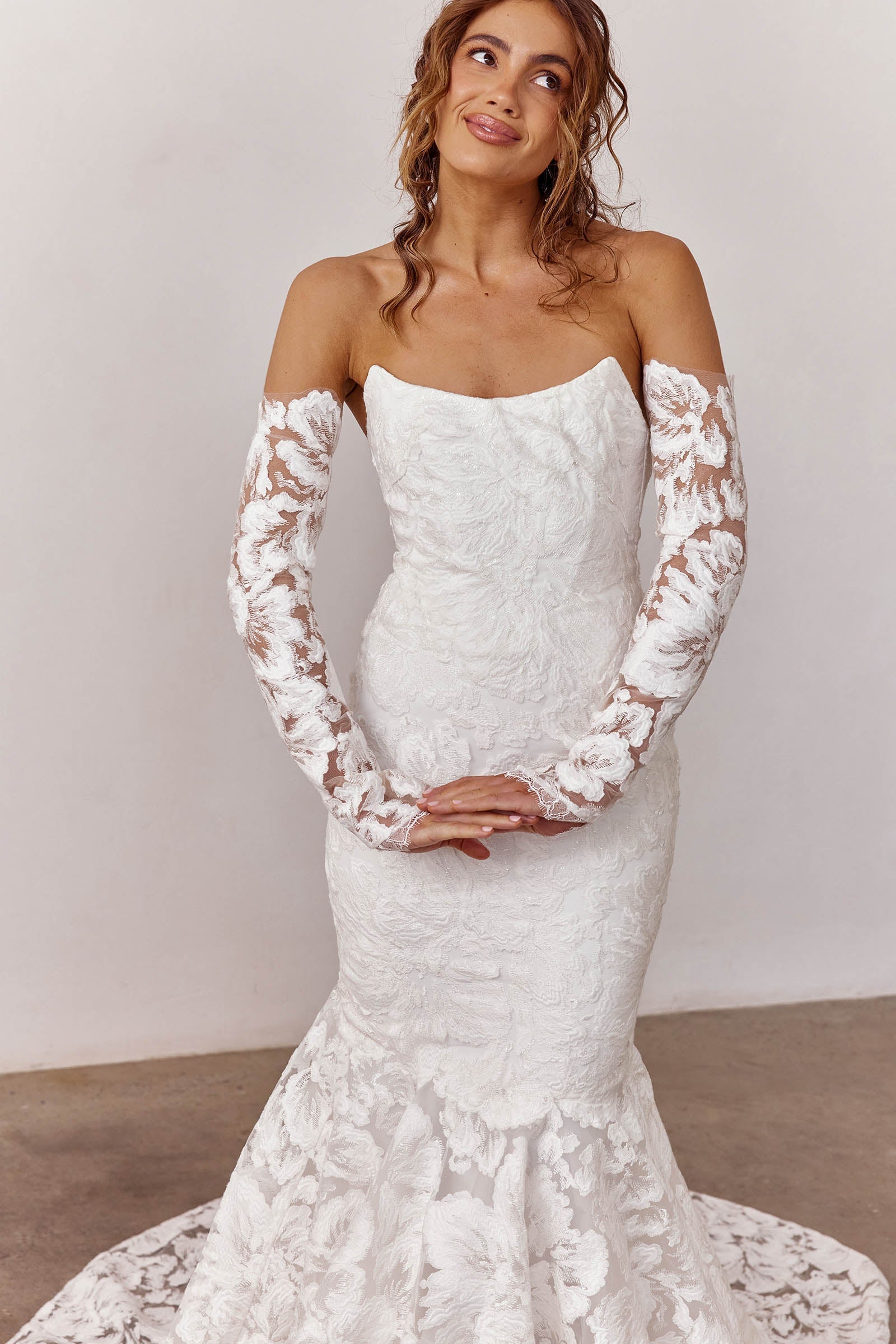 A strapless lace wedding dress with long sleeves_XS_