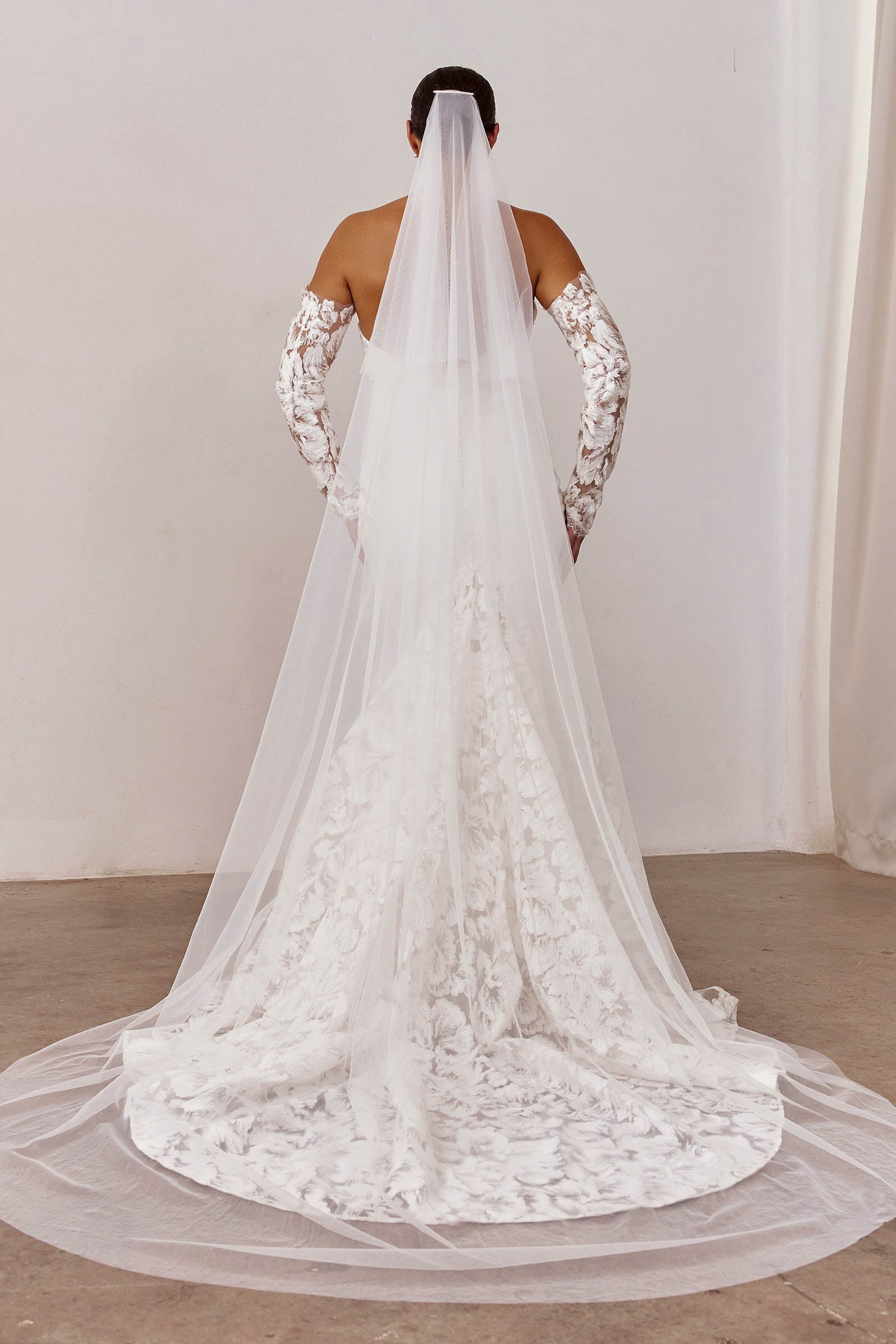 A back view of a ace wedding dress and veil_L_