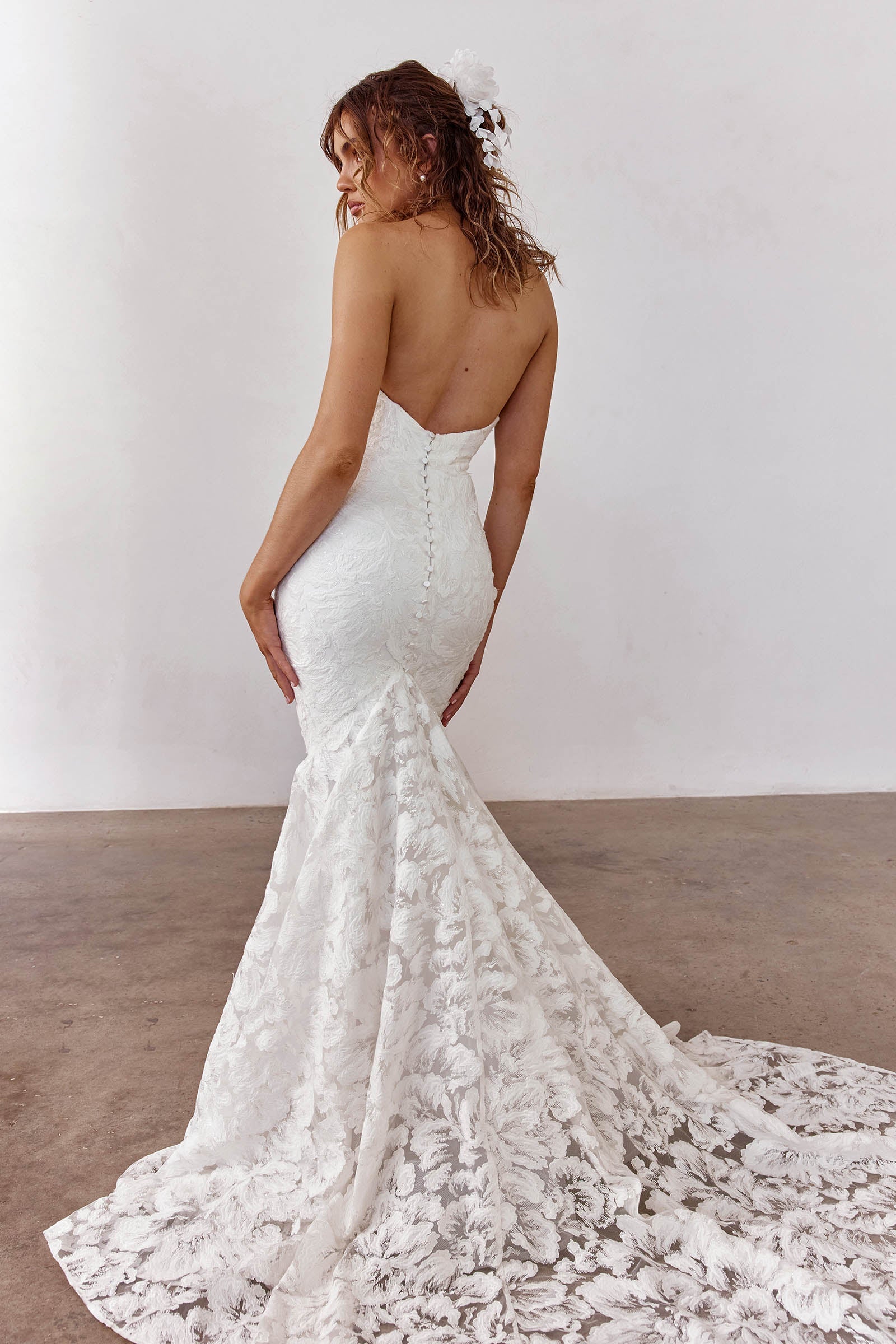 Woman wearing a mermaid lace wedding dress_XS_