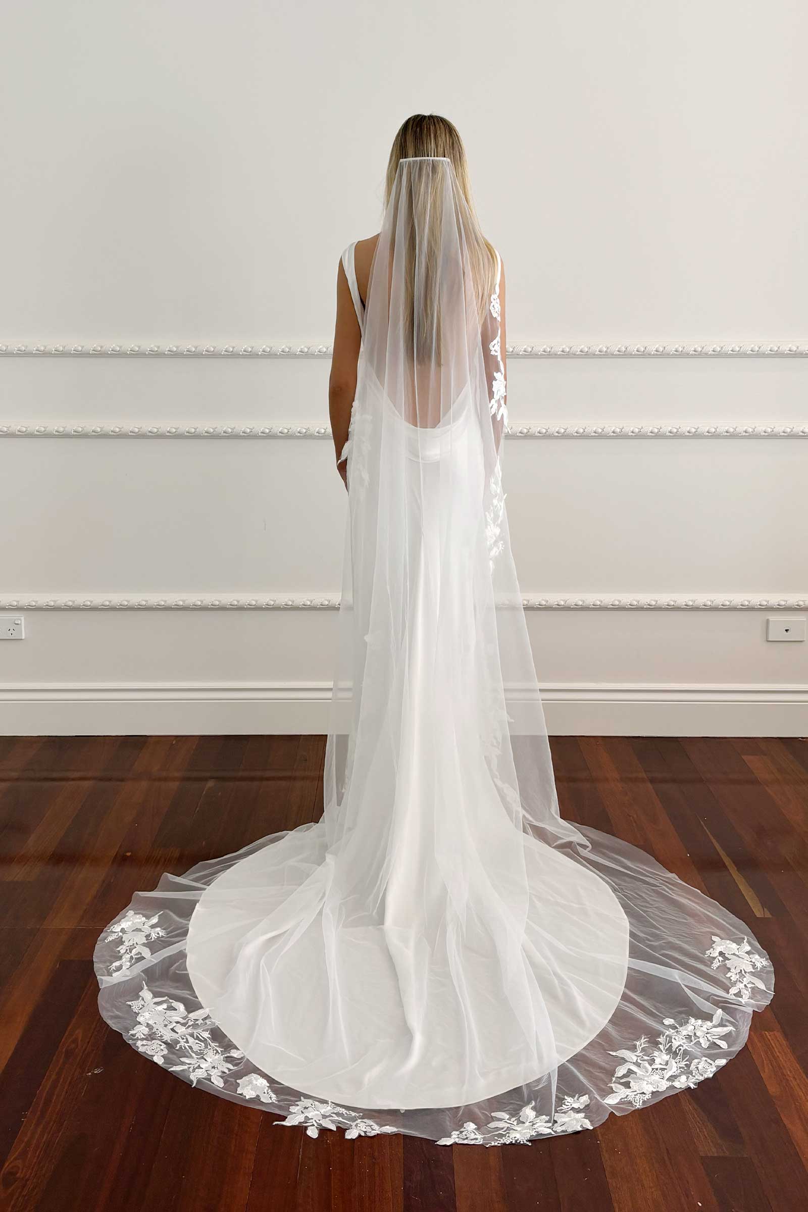 backless satin wedding dress paired with a veil_XS_
